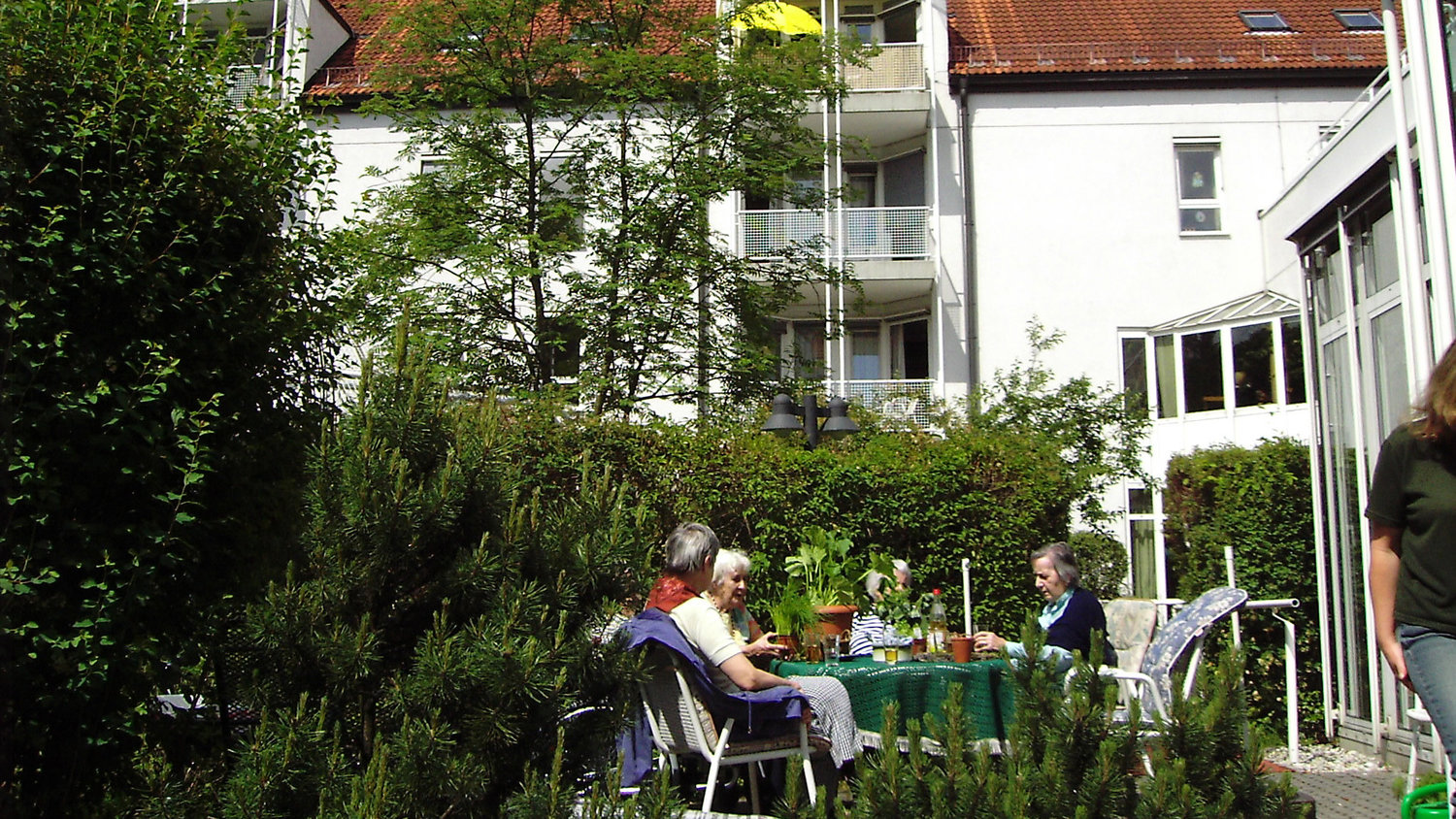 Auch am Tisch sitzend können wir uns an der Gartenarbeit beteiligen.