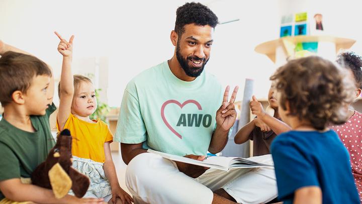 Pädagogische Fachkraft liest mit Kindern