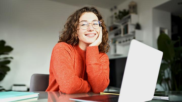 Mitarbeiterin am Laptop