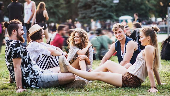Junge Menschen verbringen gemeinsam Zeit im Freien